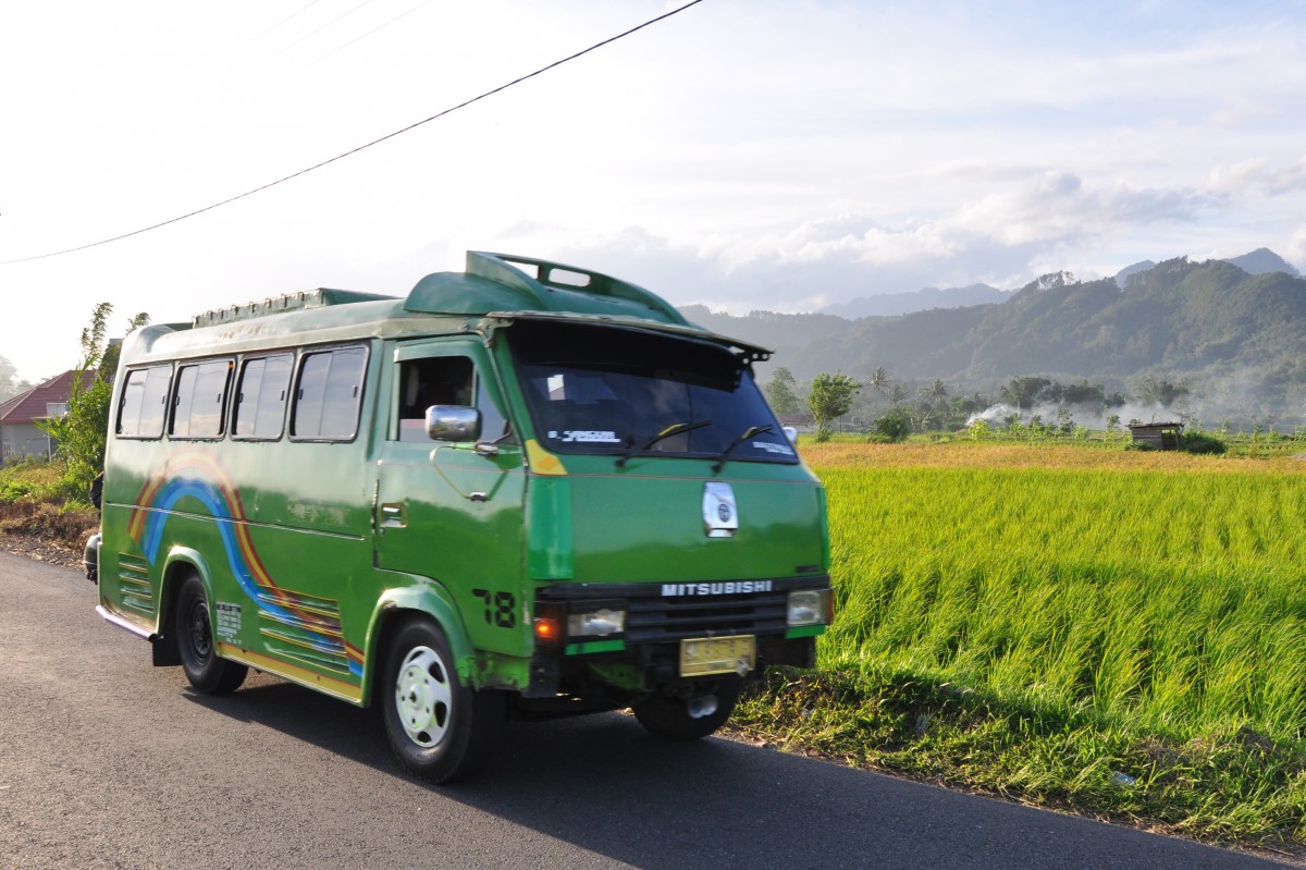 Mitsubishi Kleinbus im Juni in Nordsumatra gesehen.