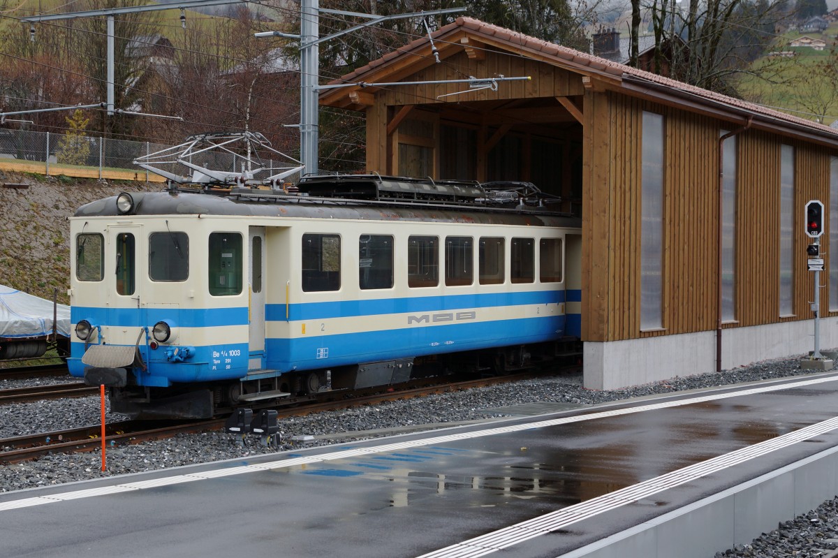 MOB: Die gegenw�rtigen Heimatbahnh�fe der ehemaligen  TESSINER  und deren Eins�tze. Der Be 4/4 1003, ehemals FLP, verdient in Chateau d'oex vermutlich noch sein Gnadenbrot als Rangiertriebwagen und im Sch�lerverkehr. Die Aufnahme vom 9. Januar 2016 entstand aus dem fahrenden Zug.
Foto: Walter Ruetsch