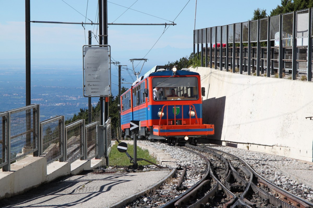 Monte Generoso Bahn,Einfahrt eines Zuges in die Bergstation Vetta(1605 m..M.)09.09.13  
