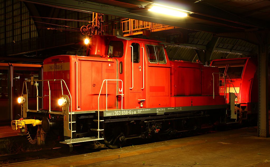 Morgens 03.41h in Karlsruhe mit wohligem Brummen erwacht 363 658-6 zum Dienstbeginn. Karlsruhe Hbf 01.06.2012(üaVer)