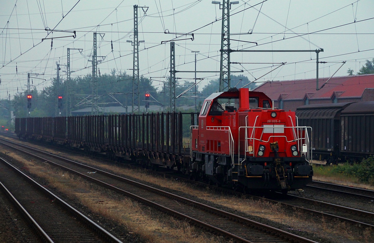 Morgens um halb sechs aus der in Neumünster einfahrenden RB aufgenommen, die DB 261 035-8 mit dem bereits fertig zusammen gestellten EK 53368 der später nach Flensburg-Weiche fährt. NMS 28.06.2014