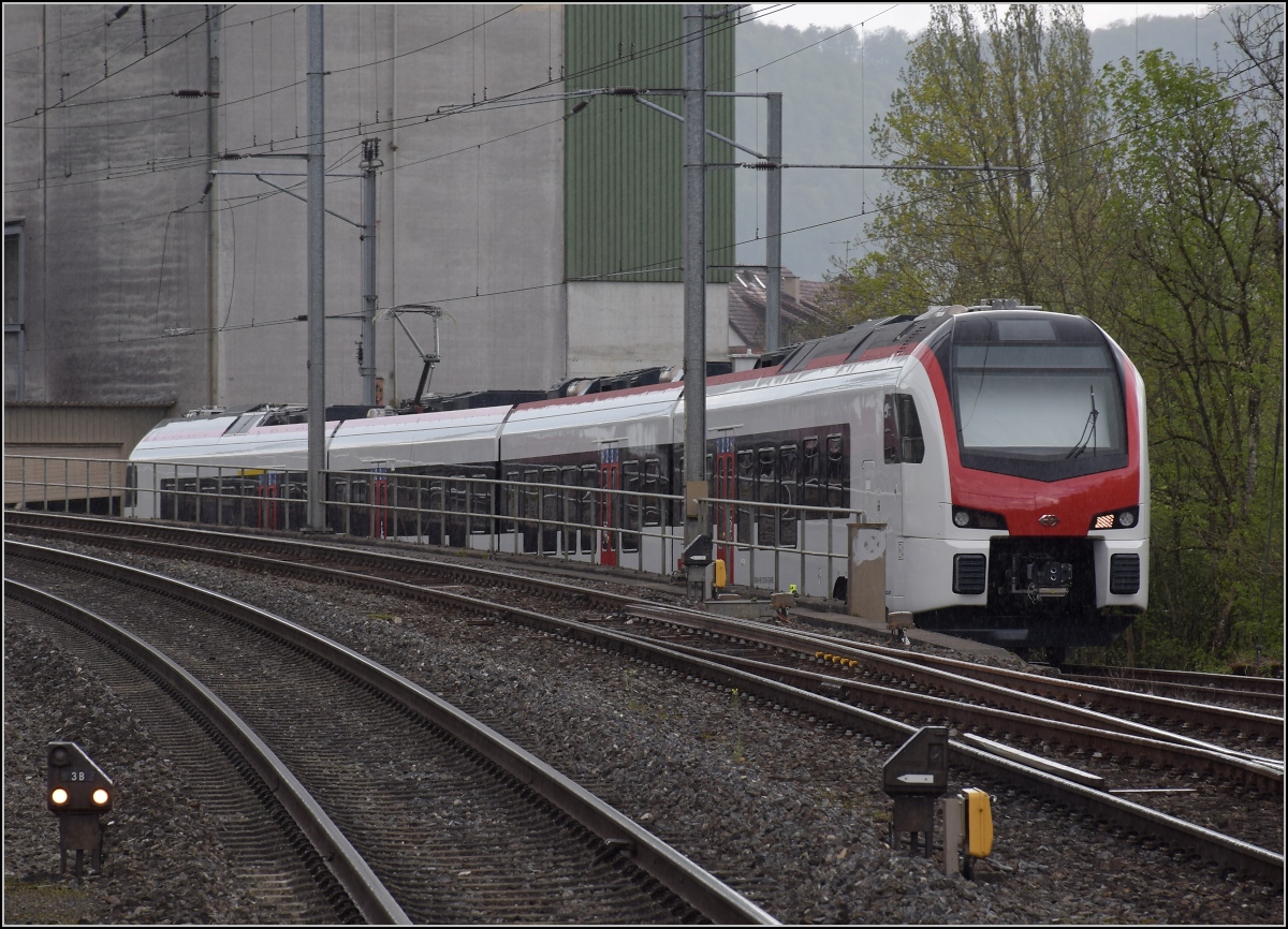 Mouette versteckt in Frick. 

Der nigelnagelneue RABe 523 503 ist auf einem Gleisanschluss in Frick geparkt. April 2022.