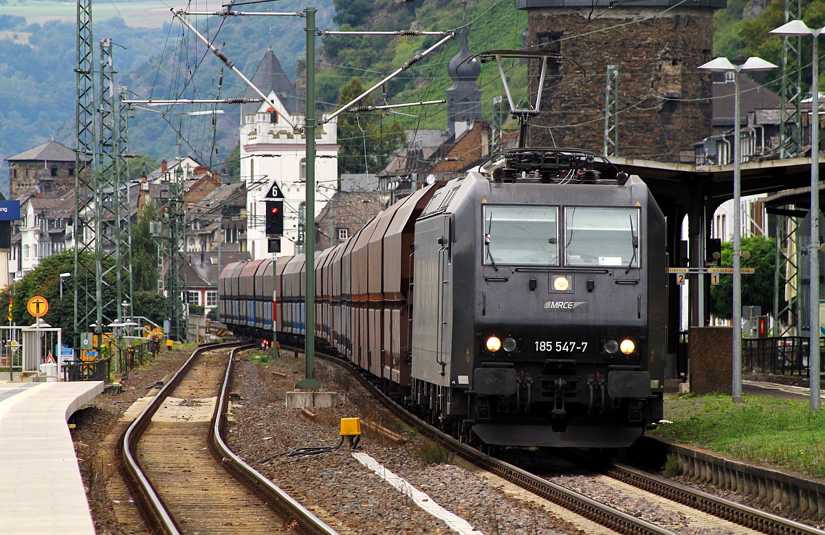 MRCE 185 547-7(seit Oktober 2012 für die NIAG i.E)rumpelt mit einem NIAG Kohlezug durch Kaub. 13.09.2013