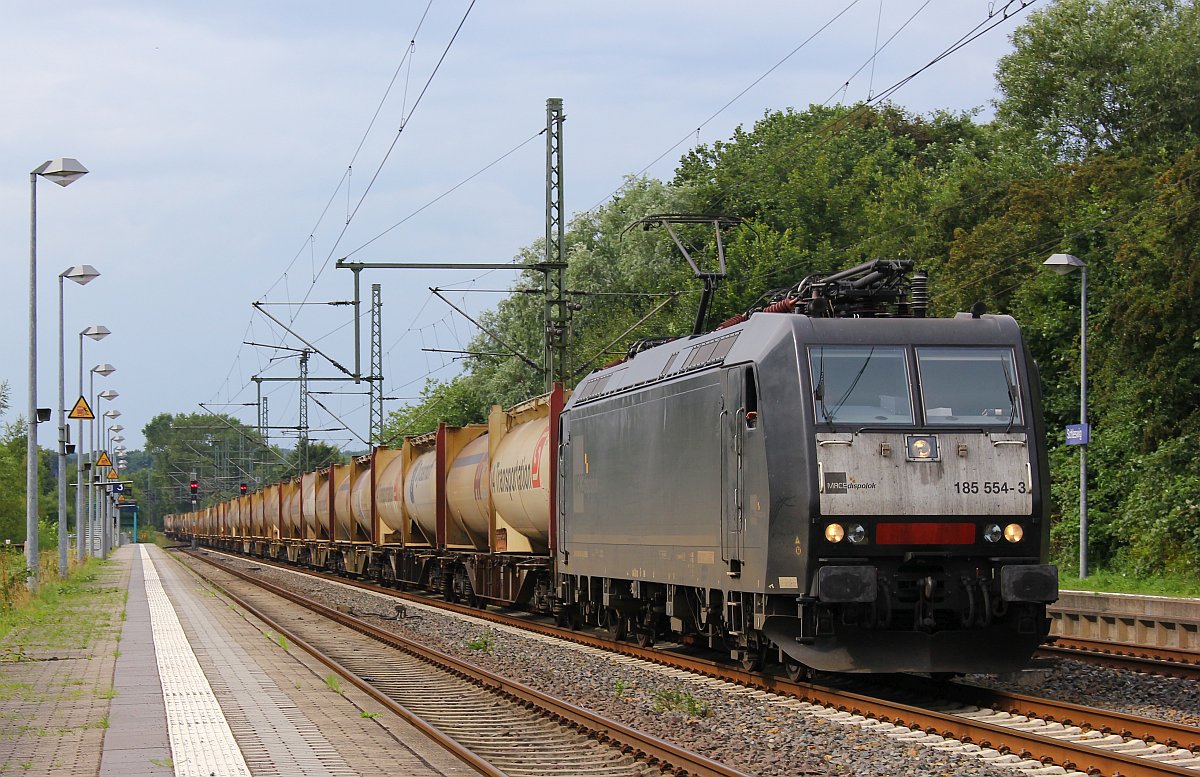 MRCE 185 554-3 mit dem leeren Zement Express nach Deuna in Schleswig. 15.08.2017