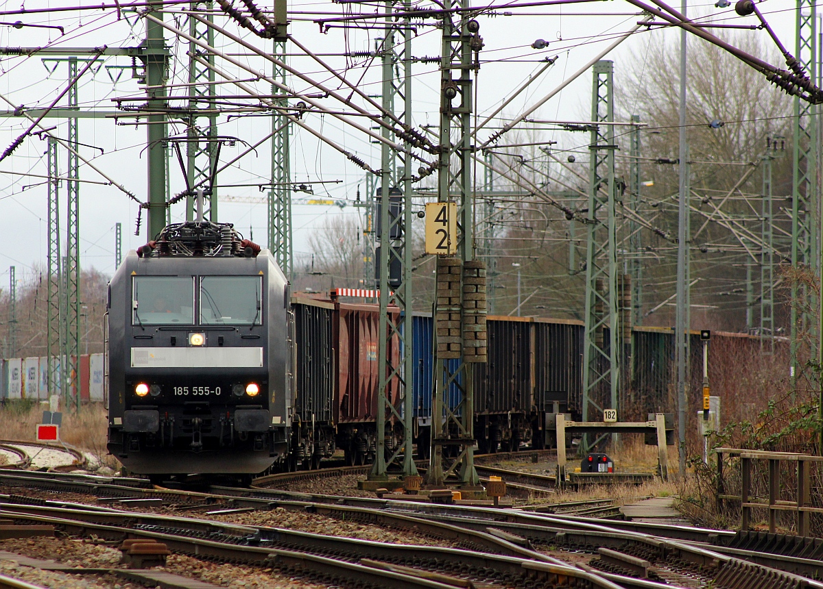 MRCE 185 555-0(AC1, REV/LD X/15.11.13) verlässt hier nach dem umsetzen mit ihrem Eaos/Eaos-x Ganzzug HH-Harburg Richtung HH-Hafen. 21.02.2015