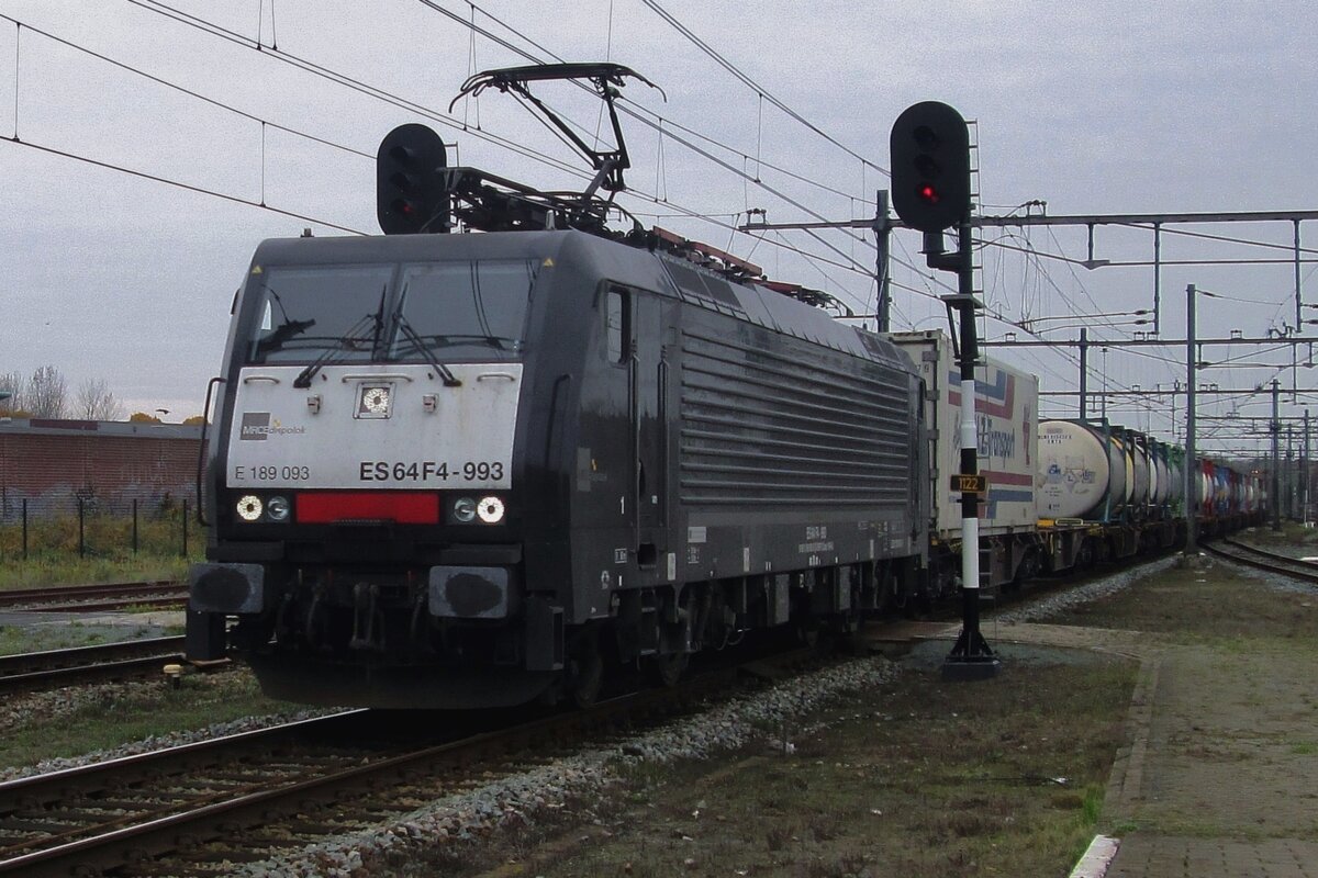 MRCE 189 093 zieht ein KLV durch Boxtel an grauen 24 Oktober 2015.