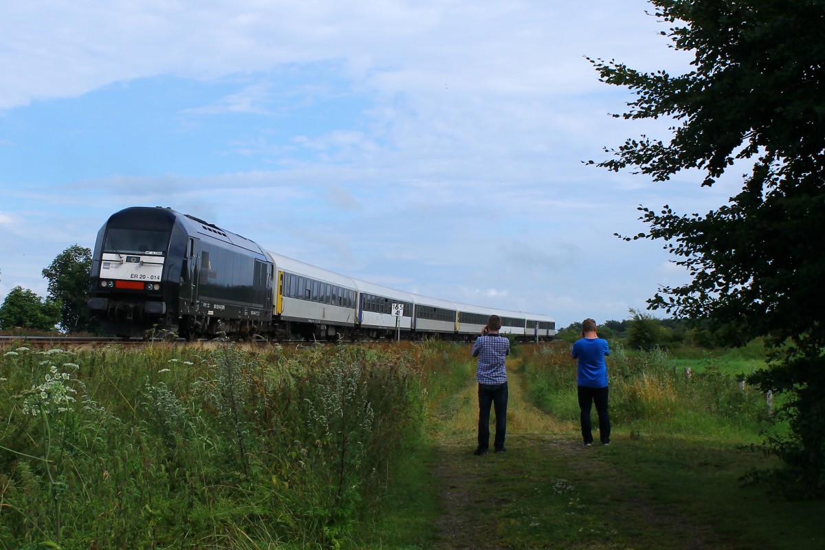 MRCE ER20-014/ 223 014 mit dem Connex Wagenpark auf dem Weg Richtung Husum inkl.meiner Mitstreiter festgehalten am Ortseingang von Hattstedt. 25.07.2015