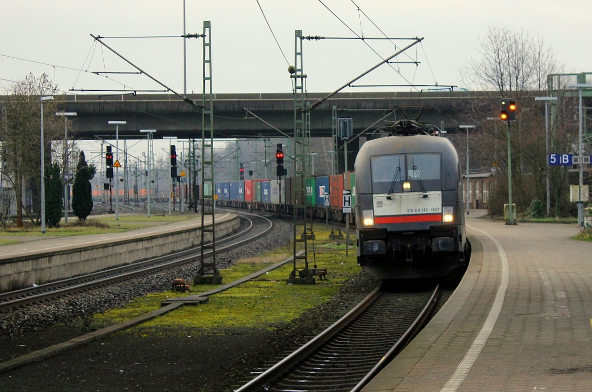 MRCE ES64U2-097/6182 597 mit langem Containerzug festgehalten bei der Durchfahrt in Hamburg-Harburg. 05.02.2016