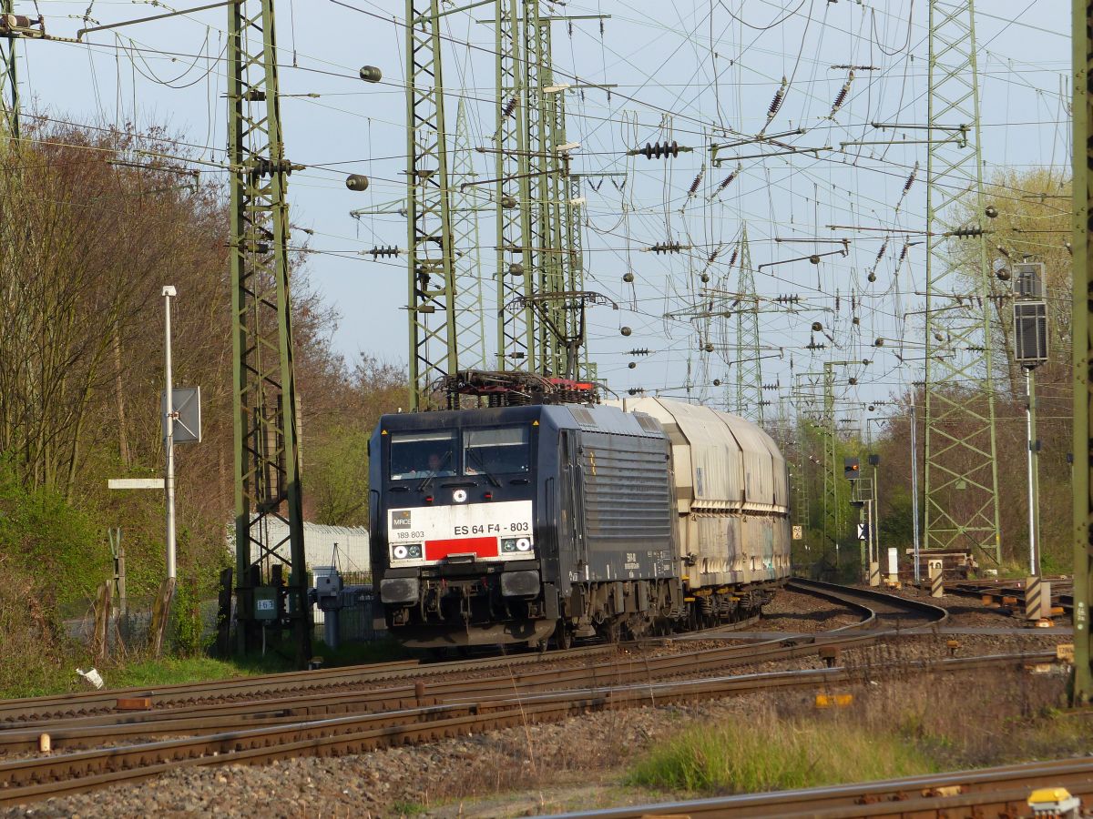 MRCE (Mitsui Rail Capital Europe) Lok E 189 803-0 Bahnbergang Porzer Ringstrae, Rangierbahnhof Kln Gremberg 31-03-2017.

MRCE (Mitsui Rail Capital Europe) loc E 189 803-0 overweg Porzer Ringstrae, rangeerstation Keulen Gremberg 31-03-2017.