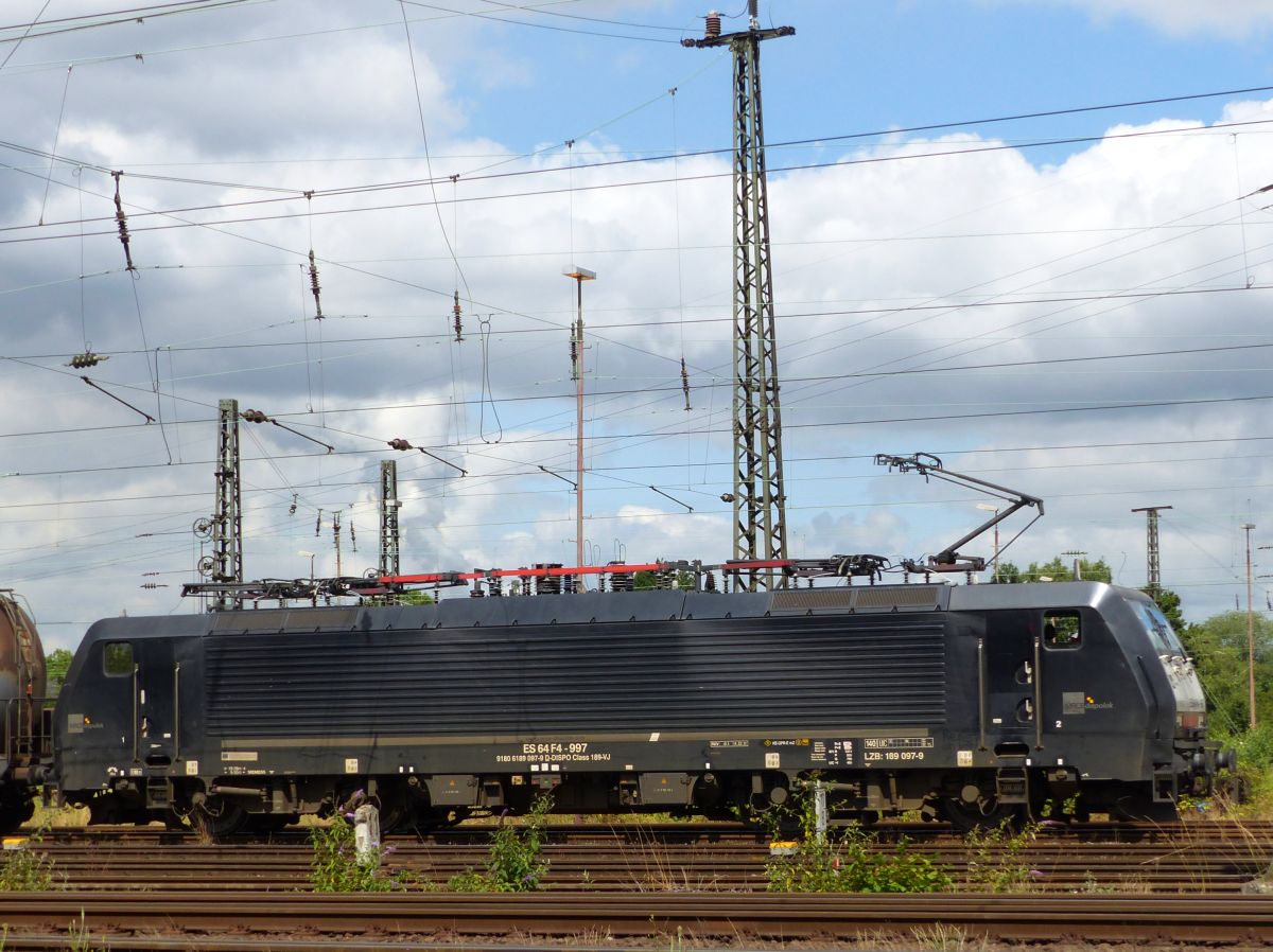 MRCE (Mitsui Rail Capital Europe) Lok 189 097-9 (91 80 6189 097-9 D-DISPO Class 189-VJ) Gterbahnhof Oberhausen West 13-07-2017.

MRCE (Mitsui Rail Capital Europe) loc 189 097-9 (91 80 6189 097-9 D-DISPO Class 189-VJ) goederenstation Oberhausen West 13-07-2017.