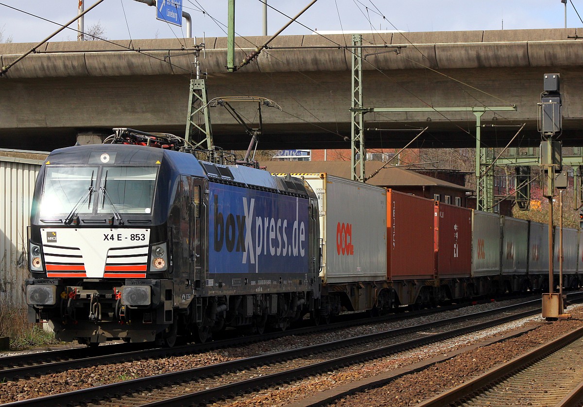 MRCE/boxXpress 193 853-9(REV/MMAL/16.01.14)mit Metallkistenzug rumpelt hier durch HH-Harburg. 01.04.2015