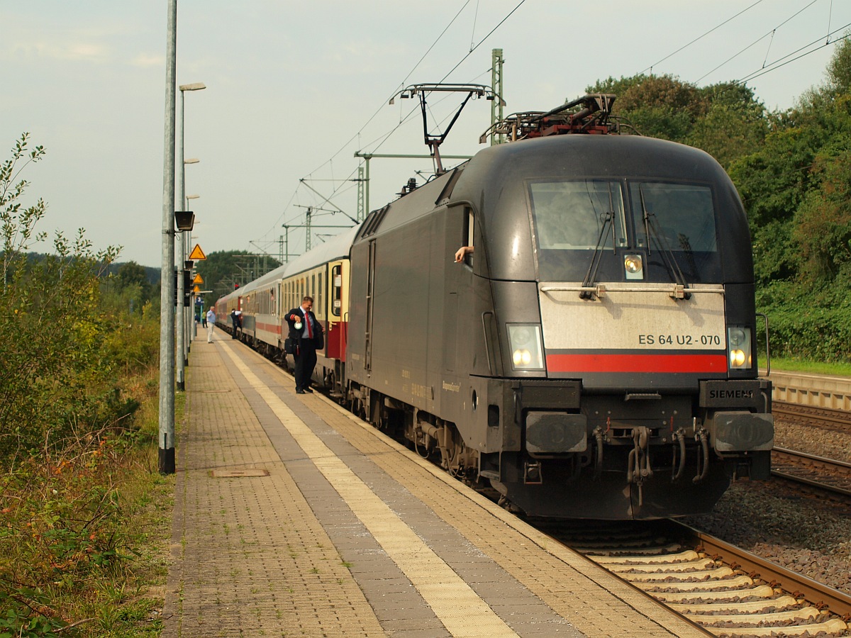 MRCE/DB 182 570-2(eigentlich für den abendlichen CNL nach Basel vorgesehen)hatte am 04.09.2011 die Ehre den IC 2417 Hanseat(FL-Köln) ziehen zu dürfen da die am Ende des Zuges angehängte eigentliche Zuglok 120 140-9 die Arbeit verweigerte. Schleswig 04.09.11