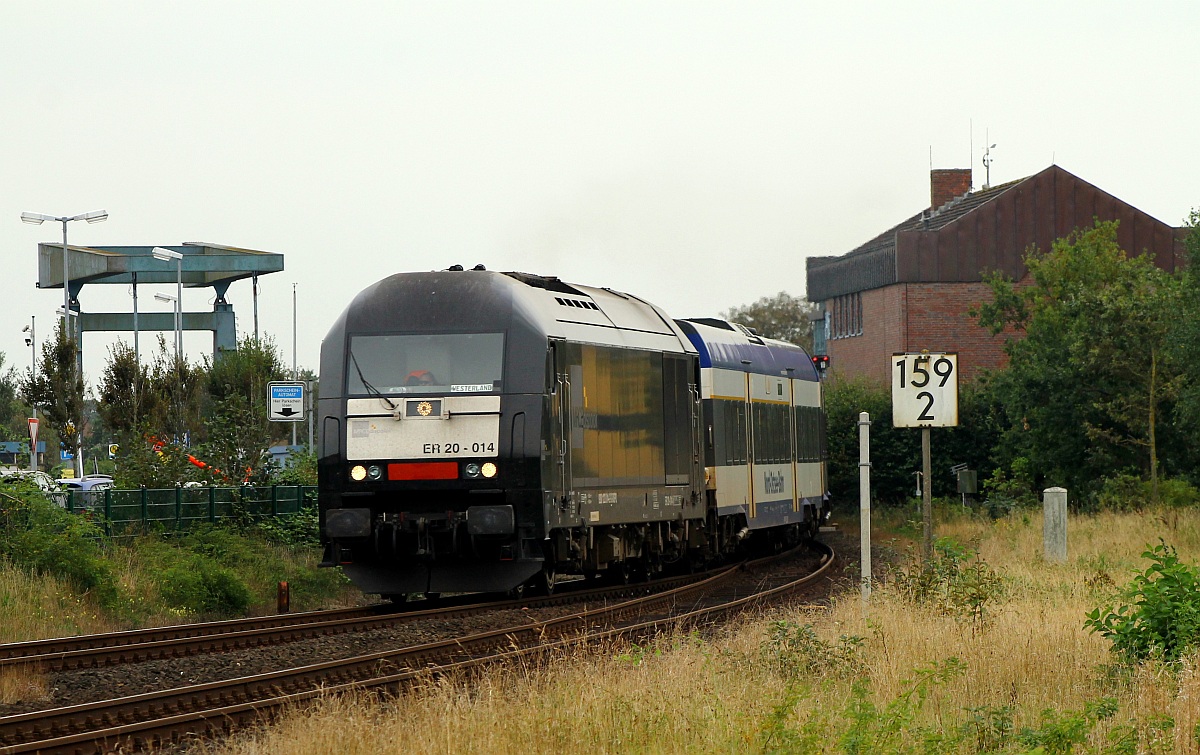 MRCE/DISPO 223 014-2/ER 20-014 mit der NOB 81752 hat die Hubbrücke und das Stellwerk in Husum passiert und dieselt nun nach Westerland/Sylt. Husum-Nord 08.09.2013