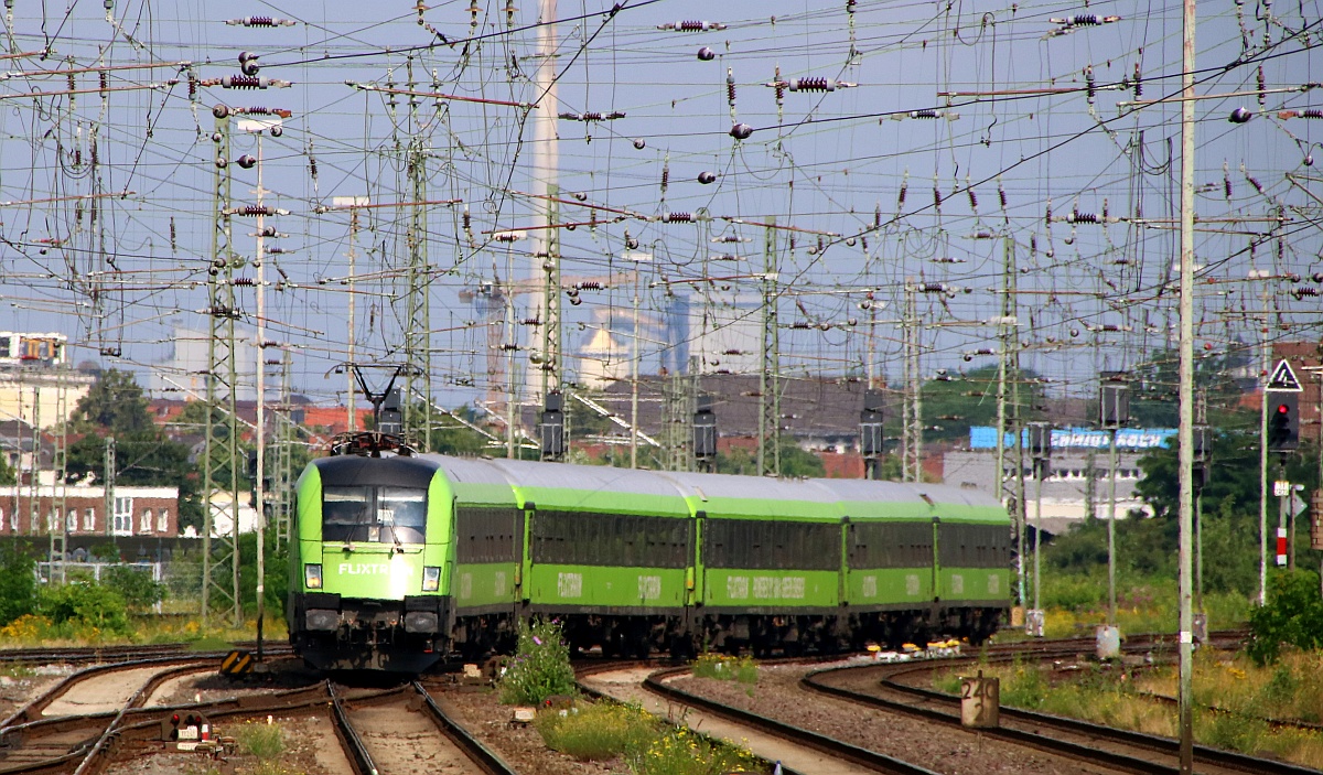 MRCE/Flixtrain ES64U2-007 oder 182 507-4, REV/Lz/31.07.14, Verl/KG9/30.07.21 mit Flix nach Köln EInfahrt Bremen Hbf. 10.07.21