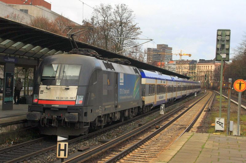 MRCE/HKX 182 567  ETCS Trainguard  schiebt den HKX 1807 am 19.12.2014 in Hamburg-Dammtor auf dem Weg nach Hamburg-Altona