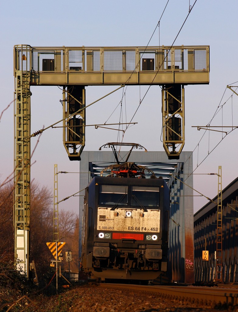 MRCE/Metrans 189 453-4/ES64F4-453 hat gerade die Süderelbbrücke durchfahren und rumpelt an den Fotografen vorbei Richtung HH-Harburg. 06.02.2015