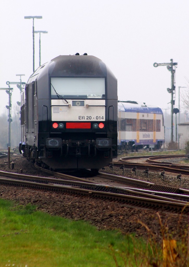 MRCE/NOB 223 014-2/ER 20-014 hat hier mit einer NOB aus Westerland Einfahrt in Niebüll. 02.04.2014