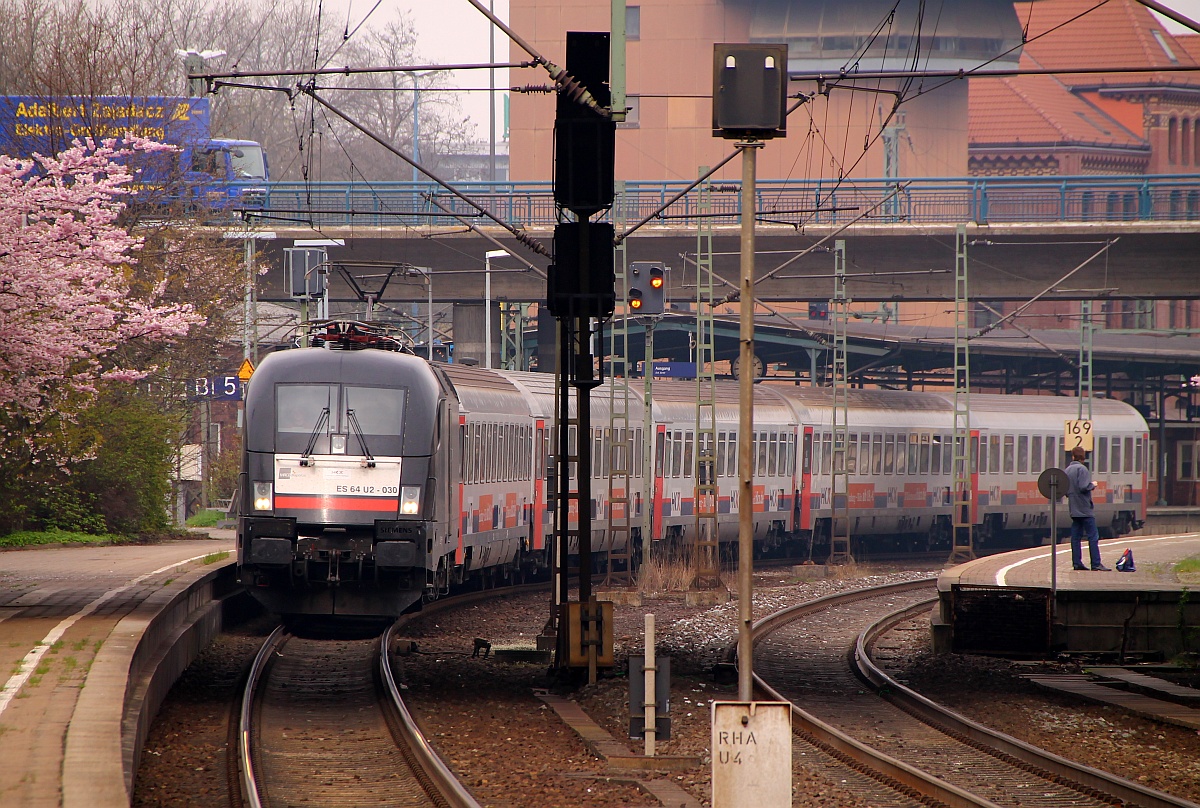 MRCE/OLA 182 530-6/ES64U2-030 mit dem HKX nach Köln beim Halt in HH-Harburg. 31.03.2014