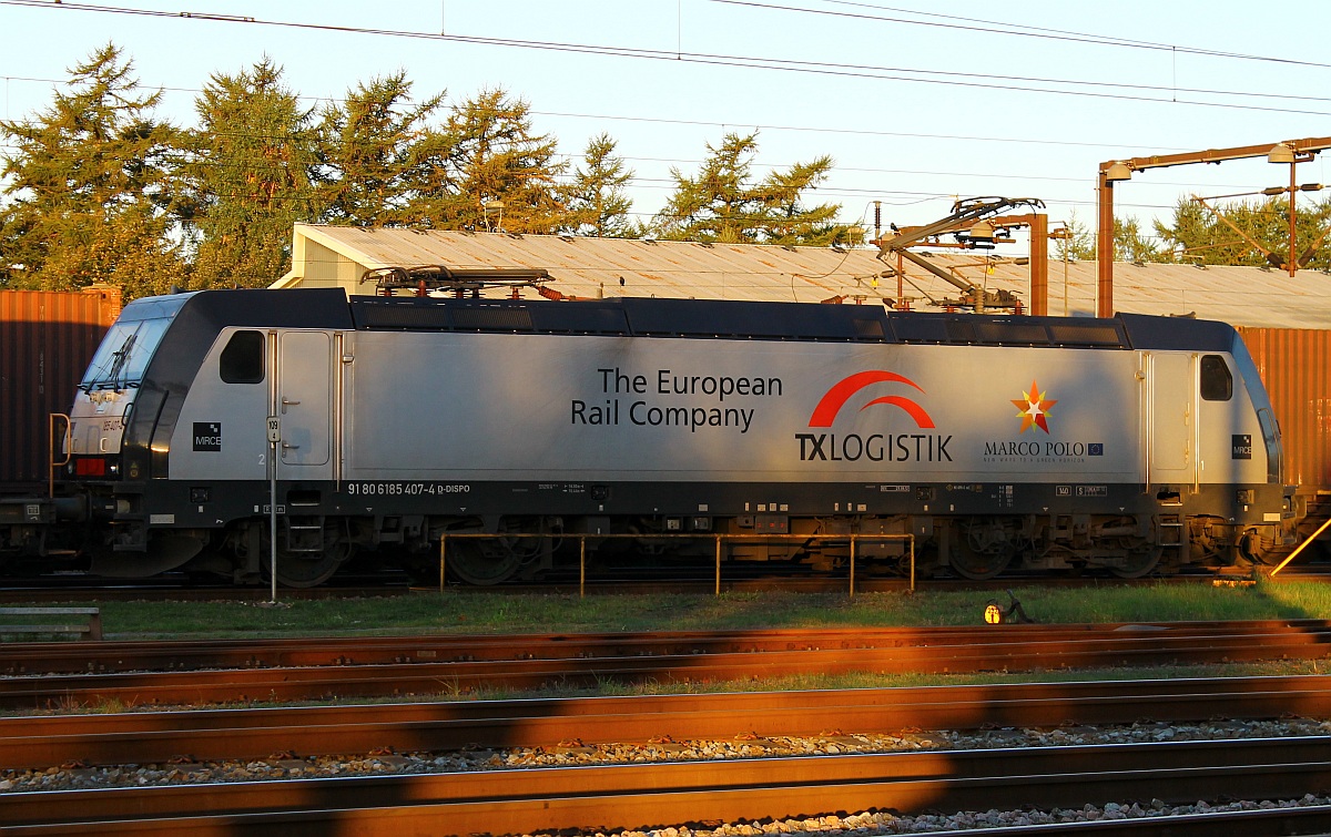 MRCE/TXL 185 407-4(D-DISPO, REV/25.09.12) steht hier mit dem DGS 45698 im Gbf Padborg und wird in wenigen Minuten abfahren. 18.10.2013