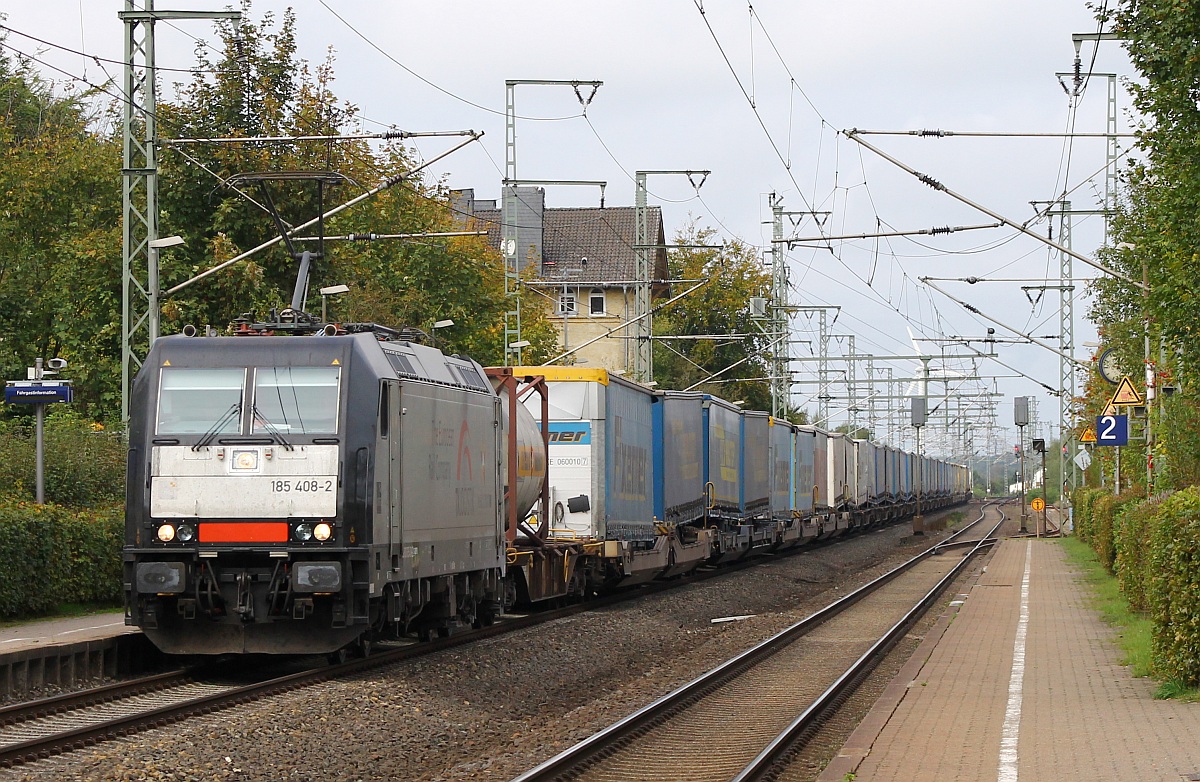 MRCE/TXL 185 408-2(inzwischen mit geändertem EVU in der NVR Nr. statt TXLA nun DISPO)durchfährt hier mit dem DGS 45699 den Bhf Jübek in Schleswig-Holstein. 06.10.2013