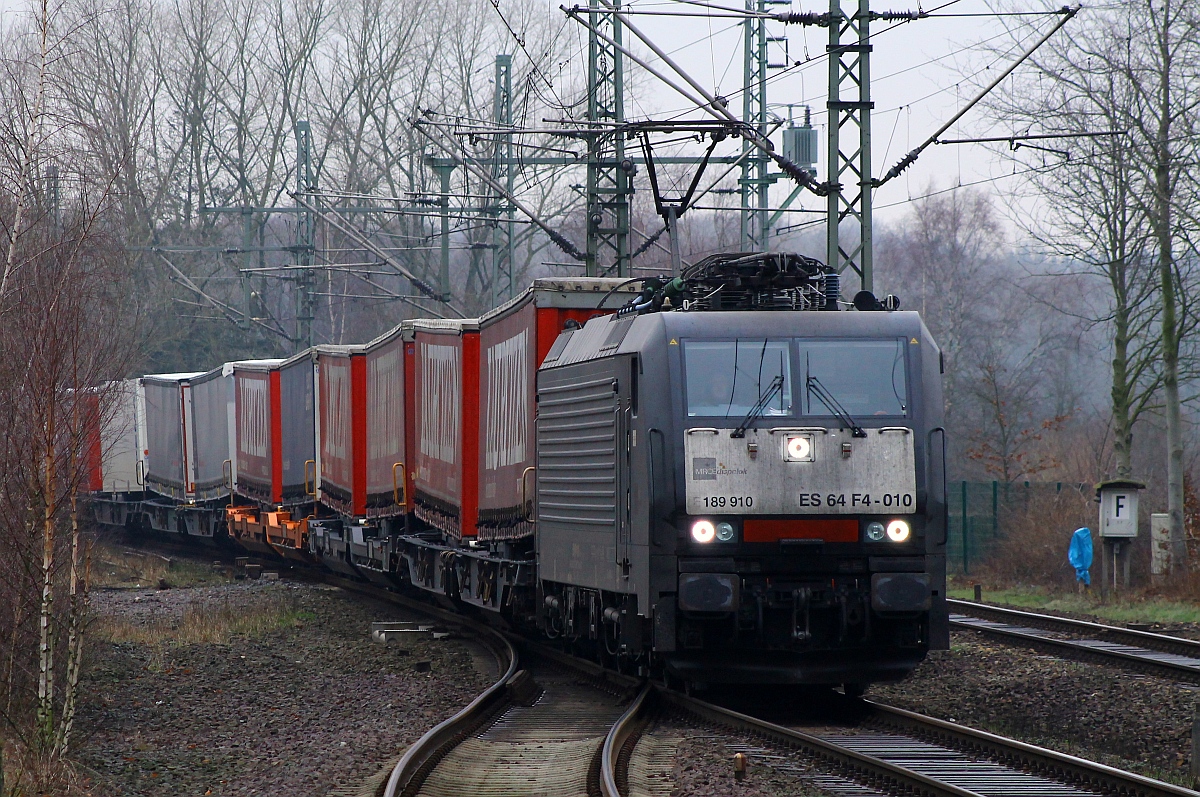 MRCE/TXL 189 910-3/ES64F4-010 mit dem DGS 40569(Padborg - Verona Quadro.) und gut 12 Std später unterwegs festgehalten bei der Durchfahrt in Schleswig. 18.01.2015