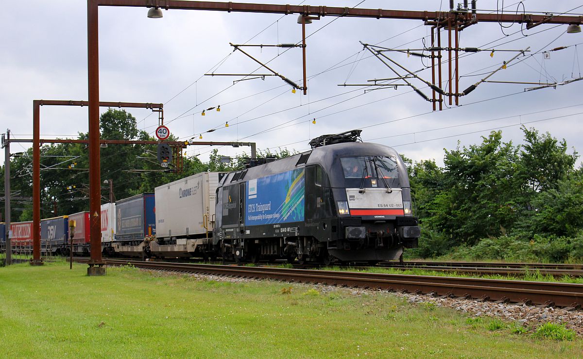 MRCE/TXL ES 64 U2-067 BS (ex ES 64 U2-045, BS=Bosporus Sprinter UIC: D-A-H, REV/Lz/31.10.12) hat hier mit ihrem Lauritzen KLV  stromlos  Einfahrt in Pattburg/DK. Gruß zurück! 30.07.2017