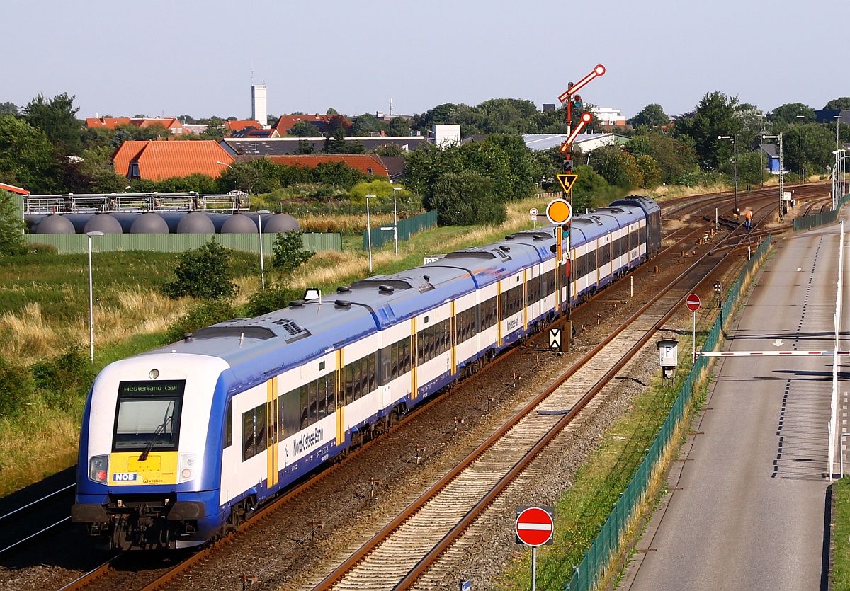 MRCE/Veolia/NOB 223 014 passiert hier mit einer NOB nach Westerland das Esig in Niebüll. 22.07.2014