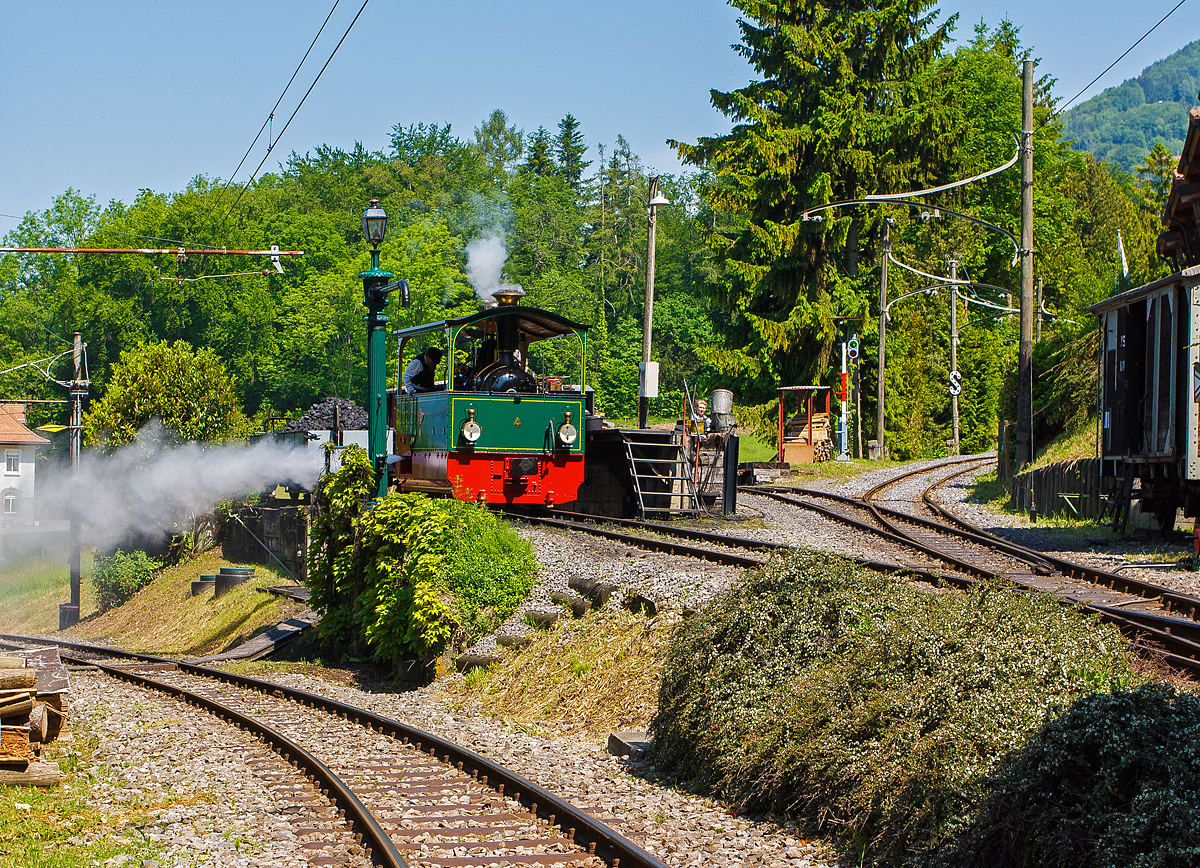 Museumsbahn-Romantik pur – beim Pfingstdampf Festival der Museumsbahn Blonay-Chamby am 27.05.2012:
Beim Wasserhahn steht die G 2/2 Krauss-Kastendampflok (Tramlok) Nr. 4. 