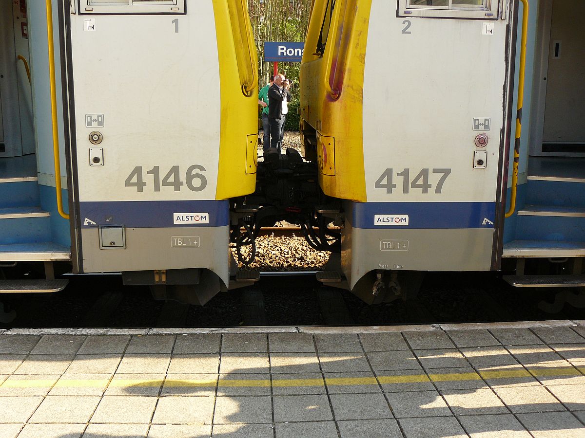 MW 41 TW 4146 und 4147 auf Gleis 1 in Ronse am 05-04-2014.

MW 41 treinstellen 4146 en 4147 op spoor 1 in Ronse op 05-04-2014.