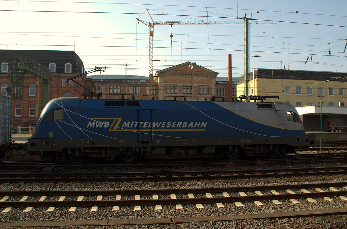 MWB 1116 912-5/ 182 912-6 ursprünglich für die ÖBB als 1116 171-8 vorgesehen, ist laut railcolor.net seit 2013 bei det TXL Bad Honnef eingestellt. Hier als Portrait festgehalten fährt sie mit einemGz durch den Bremer Hbf. 03.03.2012(üaVinG)