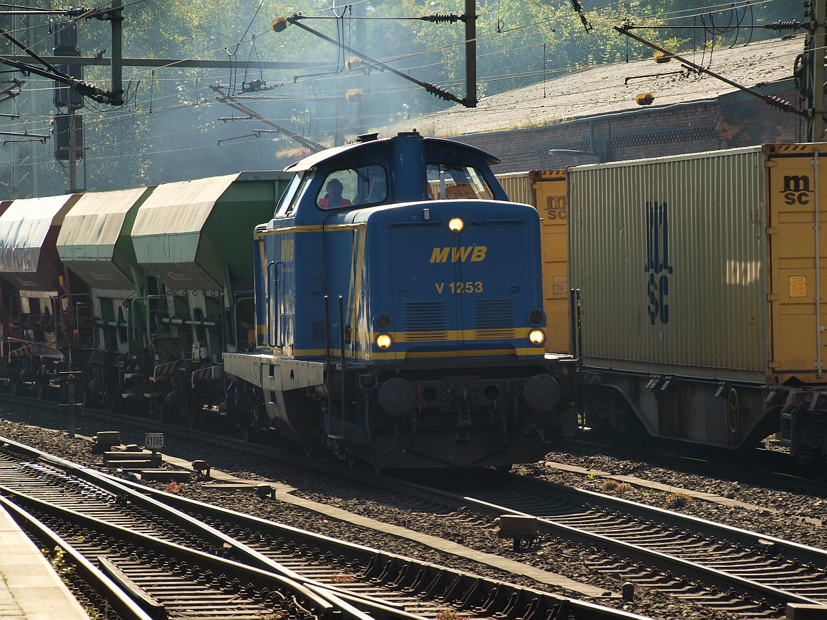 MWB V 1253/ 212 285-1 dieselt hier im Gegenlicht mit ein paar Wiebe Tds Wagen durch HH-Harburg. 30.09.2011