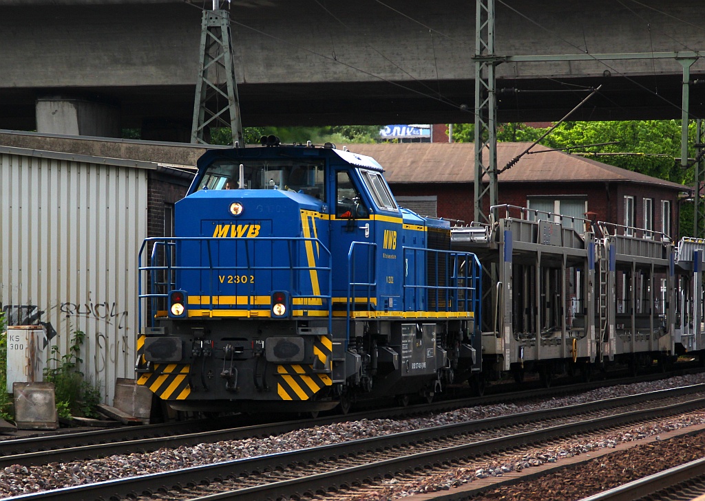 MWB V2302/MaK G 1700BB 277 402-4(Unt.Vossloh Locomotives/06.10.11)dieselt hier mit einem Autoleerzug(Laaers Wagen)der BLG durch Hamburg-Harburg. 21.06.12