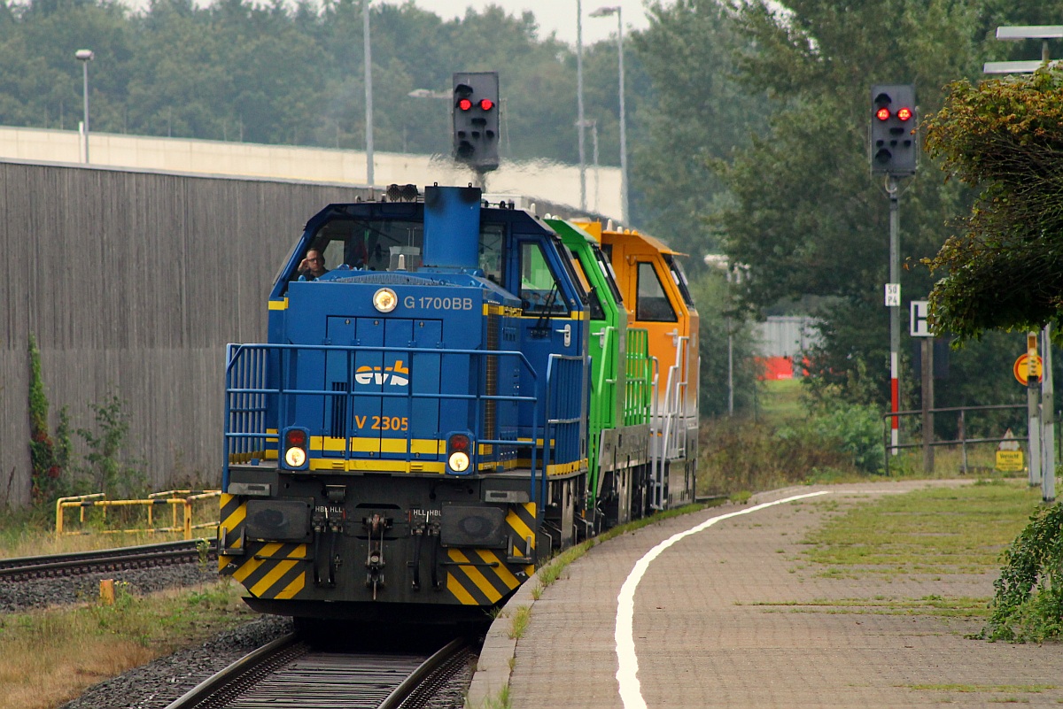 MWB/EVB V 2305/ 277 405-7 hat hier eine Vossloh G18 und die BASF G6 für Testfahrten um Niebüll am Haken. Husum 10.09.2013