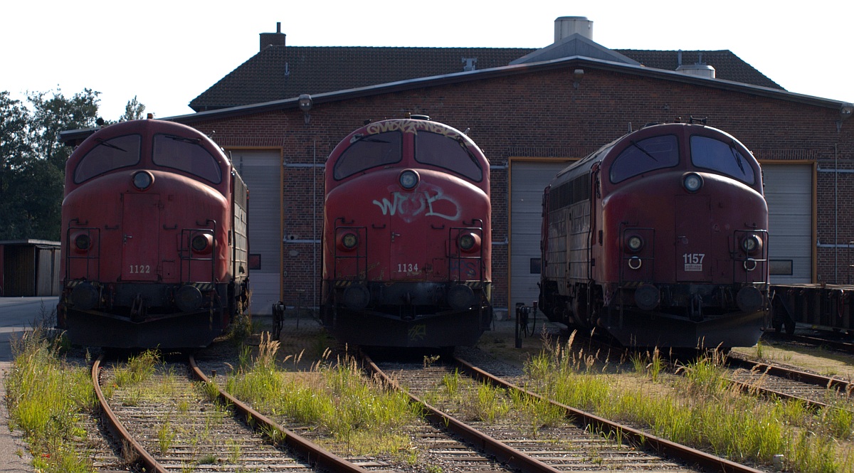 MY 1122, 1134 und 1157 stehen(leider teilweise im Gegenlicht)vor der gemeinsamen Werkstatt der DBS/ContecRail und RailCare Danmark in Padborg. 1.10.2010