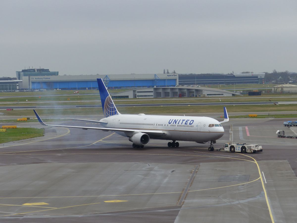 N662UA United Airlines Boeing 767-322ER. Erstflug dieses Flugzeugs war am 17-08-1993. Flughafen Amsterdam Schiphol, Niederlande 31-01-2020.

N662UA United Airlines Boeing 767-322ER eerste vlucht van dit vliegtuig was op 17-08-1993. Luchthaven Schiphol 31-01-2020.