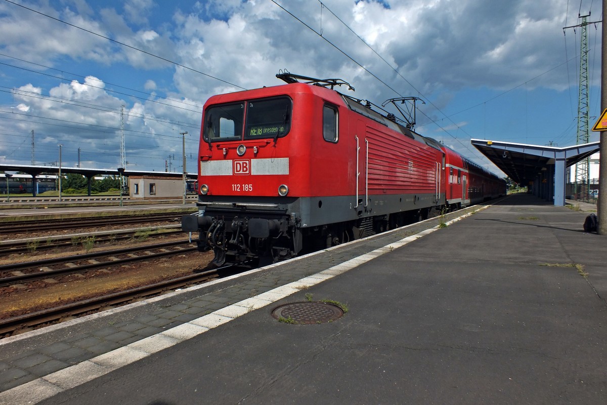 Na, jetzt aber! Sonne, schne Wolken und eine saubere 112 vor dem RE nach Dresden. Schick. Keine Stunde ist es her, dass ich an der Cottbuser Stadthalle unfreiwillig geduscht wurde, doch hier ist nichts davon zu merken.