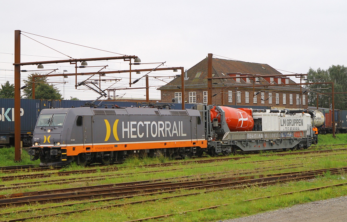 Nach dem die HCR 241.001 von ihrem KLV Zug der im Hintergrund steht abgekoppelt wurde, wurde der  Gleisstaubsauger  Railvac 1600 angekuppelt und mitgenommen. Padborg/DK am 16.09.2017