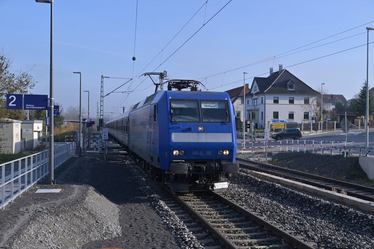 Nach dem der RE8  Ersatzzug ein Jahr lang von Maschinen der Baureihe 111 als Triebfahrzeug bewegt wurde ist nun eine Lok der BR 145 vorm Zug zu sehen. Hier ist der Dug bei der Durchfahrt in Neudenau am Sonntag  den 16.12.2023 zunächst gen Stuttgart Hbf unterwegs. 