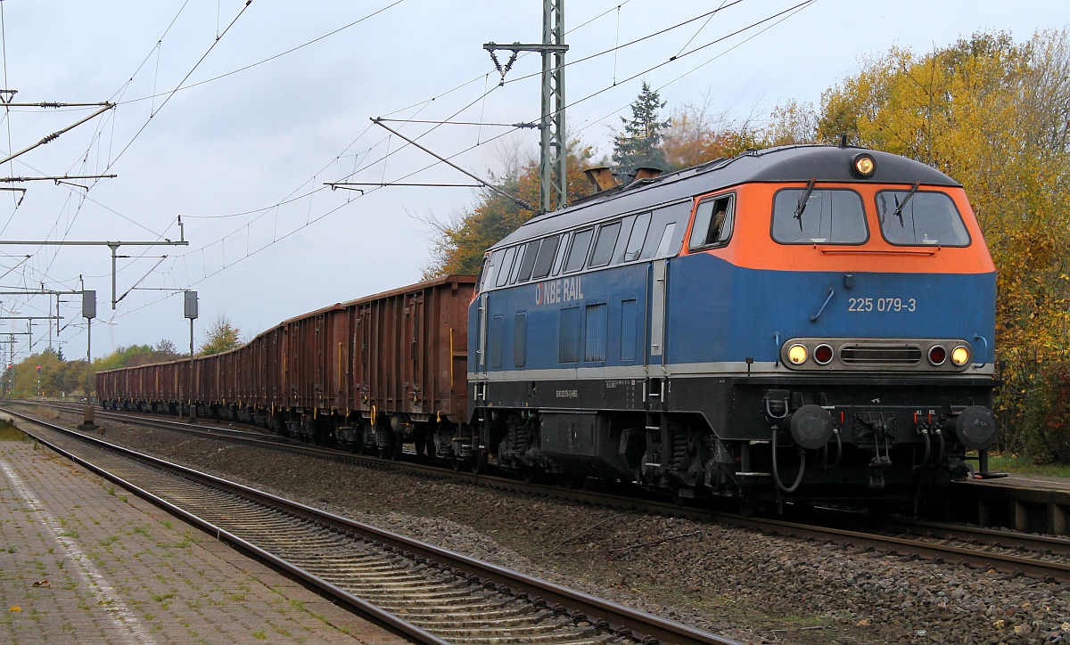 Nach dem umfahren der abgestellten Wagen setzte sich die 225 079-3 wieder vor den Zug und nach der Bremsprobe ging es dann mit dem üblichen unvergesslichen Sound ab Richtung Neumünster den dritten Teil des Zuges holen. Jübek 23.10.2013