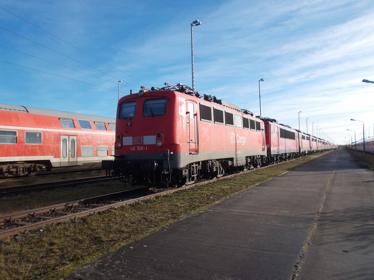 Nach einem Fussmarsch erreichte ich,am 24.November 2016,endlich das Ende der Lokschlange wo 140 528-1 die letzte Lok in Mukran war.