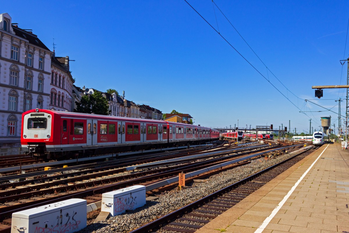 Nach einem Halt in Hamburg-Altona fhrt 472 046 als S11 in Richtung Poppenbttel die oberirdische Verbindungsstrecke zwischen Altona und dem Hamburger Hauptbahnhof und passiert dabei zum zweiten mal binnen weniger Minuten die Fernbahnsteige.