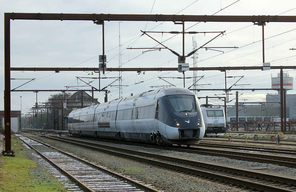 Nach erfolgter Reparatur eines liegengebliebenen Kfz eines Freundes ging es am Nachmittag nochmal nach Padborg/DK. Dort konnte erstaunter Weise der AnsalsoBreda IC4 der DSB MG/FG 56/5827 angetroffen werden der wohl für Schulungsfahrten genutzt wurde. 17.01.2017 