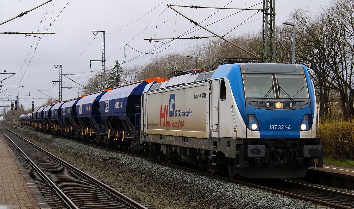 Nach fast 2 Std Wartezeit im Ausweichgleis im/am Bhf Jbek durfte die HLG 187 331-4 mit ihren 20 WASCOSA Schttgutwagen Jbek endlich Richtung Sden verlassen. 06.04.2022