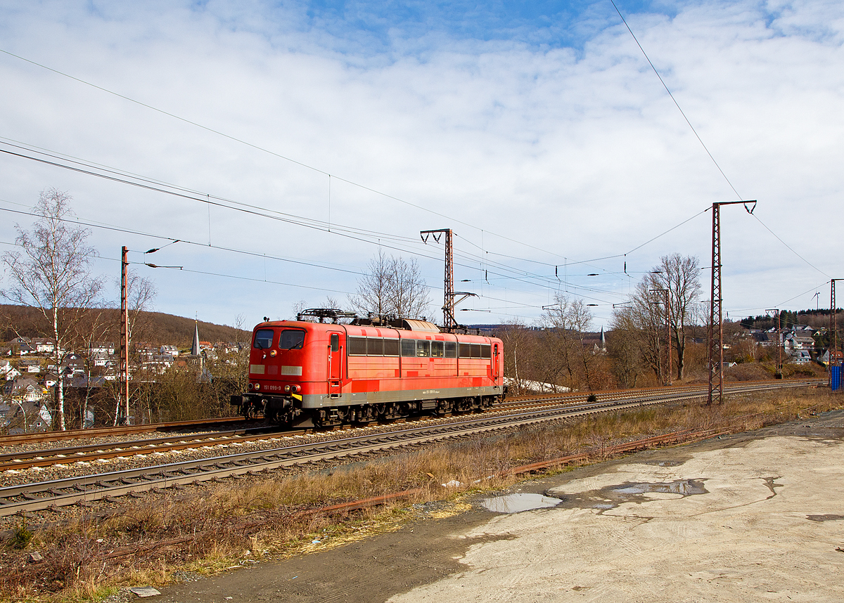 Nach getaner Arbeit vom Nachschieben wieder auf der R�cktour....
Die DB Cargo AG vermietete Railpool 151 099-9 (91 80 6151 099-9 D-Rpool), f�hrt am 20.03.2021 als Lz durch Rudersdorf (Kr. Siegen) �ber die Dillstrecke (KBS 445) in Richtung Kreuztal.

Die Lok wurde 1976 von Krupp unter der Fabriknummer 5349 gebaut und an die Deutsche Bundesbahn geliefert. Bis 31.12.2016 geh�rte sie zur DB Cargo AG. Zum 01.01.2017 wurden je 100 sechsachsige elektrische Altbau-Lokomotiven der Baureihen 151 und 155 an ein Konsortium aus dem Lokvermieter Railpool verkauft. Die DB Cargo mietet daraufhin 100 Loks von Railpool wieder an. Die anderen Maschinen werden dem freien Markt angeboten.