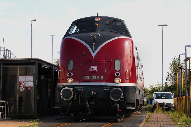 Nach Getaner Arbeit nun erst ein mal Diesel Tanken im Bahnhof Cuxhaven an der Lok & Triebwagen Tankstelle der DB AG.

Weitere Bilder auf www.bahnfotokiste.com