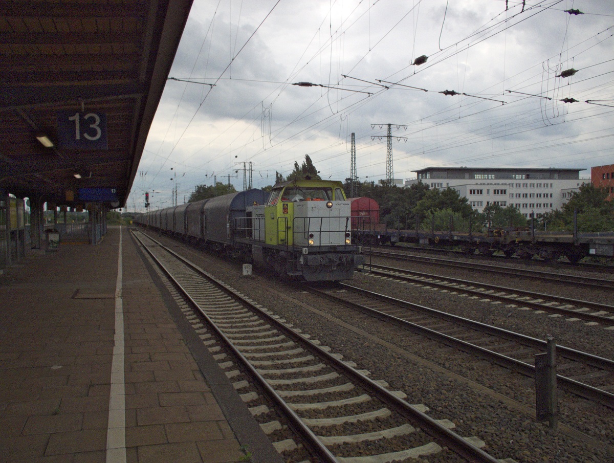 Nach knapp zwei Stunden Wanderung durch scheinbar verwaiste Industrieanschlsse wurde am 22.08. im Hammer Hafen doch noch ein Gterzug gefunden. 209 006 der TWE, die diesen bespannte ist hier eine gute halbe Stunde spter und nach Umsetzen im Gterbahnhof in nrdlicher Richtung im Bahnhof Hamm zu sehen.