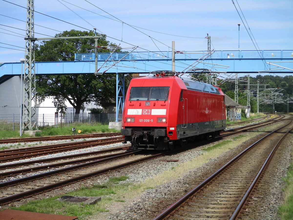 Nach langer Zeit fuhr mal wieder eine 101 auf Rügen.101 006 kam,am 18.Juli 2024,durch Bergen/Rügen.