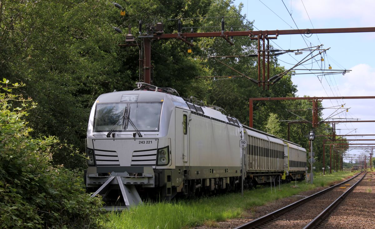 Nach den Testfahrten steht die Hectorrail 243.221-7(ex PCW 193 971-9 Bj 2015, REV/MMAL/15.09.17) abgestellt mit 2 RailAdventure Habfis Begleitwagen im  deutschen  Bereich in Pattburg. 02.07.2019 