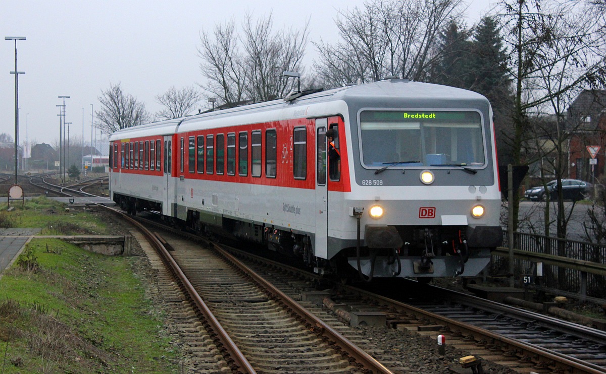 Nachdem 0628 509/0928 509  Westerland  mit dem SyltShuttle angeliefert wurde fing er mit seinen Rangierfahrten an um ins Regelgleis nach Bredstedt zu kommen. Niebll 19.12.2015