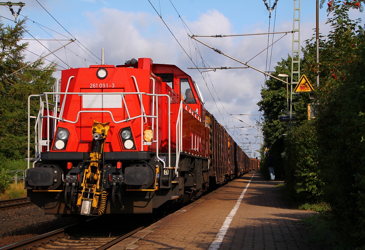 Nachdem die 13 beladenen Snps719 Holzwagen gegen 13 leere Wagen(6xRnoos644/7xSnps719)getauscht wurden nimmt die 261 091-3 in Jübek schon mal Anlauf um in Rendsburg die Hochbrücke empor fahren zu können. Jübek 14.08.2014